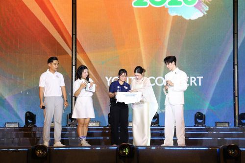 Điều thú vị là chương trình đã kêu gọi các nghệ sĩ biểu diễn tại đêm nhạc cùng ký tên lên chiếc áo lưu niệm của lễ hội để bán đấu giá và dùng số tiền này góp phần vào việc tổ chức các hoạt động cho thanh thiếu niên thành phố.
