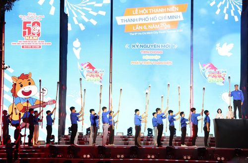 Sau nghi thức thắp đuốc truyền thống từ anh Ngô Minh Hải - Phó Chủ tịch Ủy ban Mặt trận Tổ quốc Việt Nam TPHCM, Bí thư Thành Đoàn, Chủ tịch Hội Liên hiệp Thanh niên Việt Nam TPHCM, lễ hội chính thức mở màn với nhiều hoạt động sôi nổi, phong phú ngay tại công viên khu vực trung tâm thành phố.