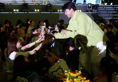 Nam ca sĩ quyết định ủng hộ bằng số tiền mà khán tham gia đấu giá chiếc áo. Kết quả, một nữ khán giả đã bỏ ra 6 triệu đồng mua chiếc áo lưu niệm có chữ ký của các nghệ sĩ. Như vậy, ST Sơn Thạch đóng góp số tiền 6 triệu đồng cho màn đấu giá này.