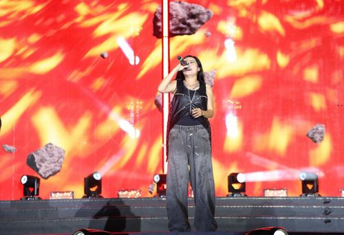 Ca sĩ Phương Thanh gửi đến những bản rock quen thuộc với chất giọng khỏe khoắn, cao vút.