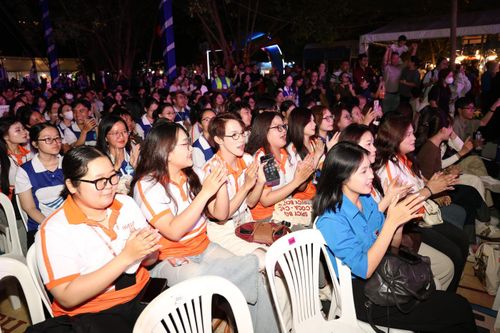 Chương trình đã thu hút nhiều ca sĩ, nghệ sĩ trẻ tham gia, mang đến không gian âm nhạc sôi động, tươi vui dành tặng các bạn đoàn viên thanh niên, sinh viên thành phố mang tên Bác.