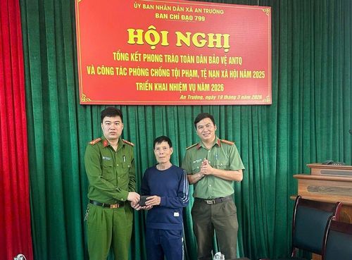 Công an xã An Trường bàn giao tài sản cho ông Phan Văn Chiều.