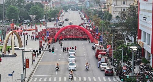 Sau nghi thức khai mạc, đoàn đại biểu cùng hàng ngàn người dân đã tham gia chạy đồng hành trên các tuyến phố chính.