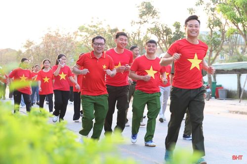 Đông đảo cán bộ, công chức, lực lượng vũ trang, công an và Nhân dân xã Toàn Lưu cùng chạy bộ cự ly từ 1,5–2,5 km trên tuyến đường từ UBND xã đến cổng chào thôn Tân Hương và ngược lại.