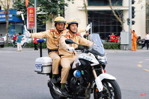Lực lượng cảnh sát giao thông tham gia bảo đảm an toàn giao thông, an ninh trật tự trên các tuyến đường chạy.