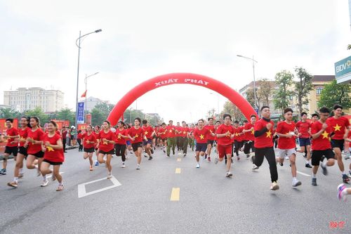 Sau lễ phát động, hơn 3.000 người đã đồng loạt xuất phát hưởng ứng ngày chạy với cự ly 2 km, từ Quảng trường Thành Sen di chuyển theo tuyến đường Phan Đình Phùng, đến vòng xuyến trung tâm quay về vị trí ban đầu.