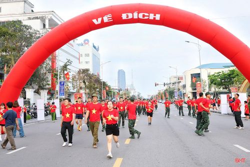 Người dân phấn khởi khi hoàn thành cự ly 2 km, góp phần hưởng ứng và lan tỏa phong trào thể dục thể thao trong cộng đồng.