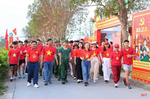 Cũng trong sáng 22/3, các xã, phường trên địa bàn Hà Tĩnh đồng loạt hưởng ứng “Ngày chạy Olympic - Vì sức khỏe toàn dân - Vì an ninh Tổ quốc” năm 2026 với số lượng người tham gia trung bình 200 người/xã, phường.