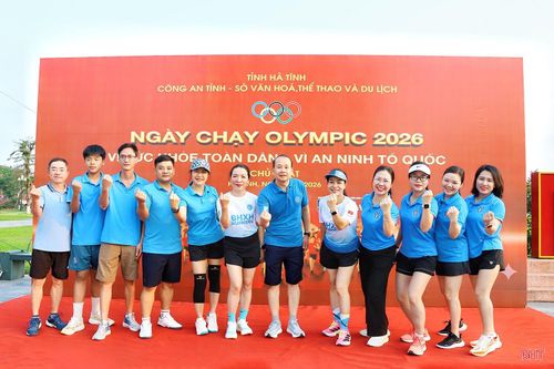  Người dân chụp ảnh lưu niệm tại Ngày chạy Olympic 2026. 