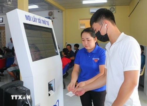 Công chức Trung tâm Phục vụ hành chính công xã Cù Lao Dung xử lý hồ sơ hành chính. Ảnh: Tuấn Phi-TTXVN
