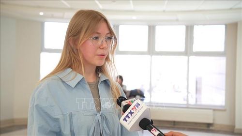 Em Alla, sinh viên năm thứ ba trường Đại học Ngôn ngữ Quốc gia Moskva đạt giải thưởng về tốc độ dịch, chia sẻ cảm xúc hồi hộp khi vừa bước ra từ cuộc thi. Ảnh: Trần Hải/TTXVN