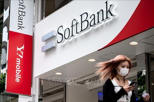 Biểu tượng của tập đoàn viễn thông SoftBank tại một tòa nhà ở Tokyo, Nhật Bản. Ảnh minh họa: AFP/TTXVN
