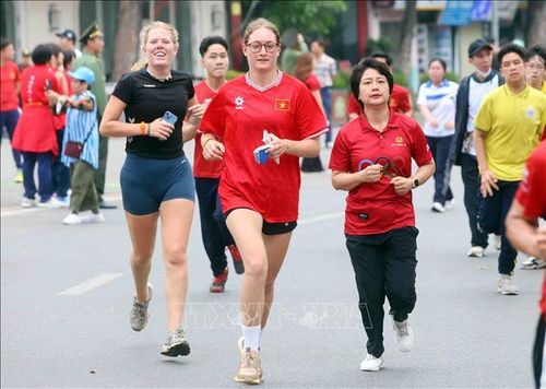 Du khách quốc tế hào hứng tham gia Ngày chạy Olympic 2026 "Vì sức khỏe toàn dân - Vì an ninh Tổ quốc". Ảnh: Phạm Kiên/TTXVN