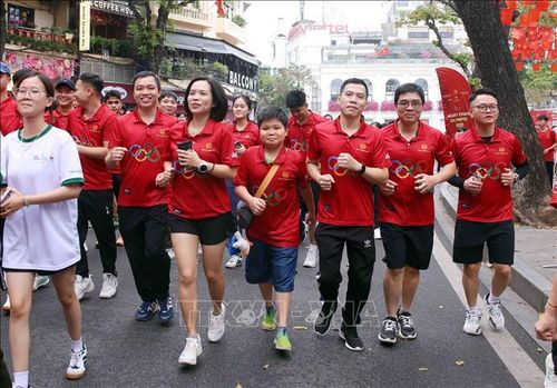 Cán bộ, chiến sĩ Công an nhân dân và người dân tham gia Ngày chạy Olympic 2026 "Vì sức khỏe toàn dân - Vì an ninh Tổ quốc". Ảnh: Phạm Kiên/TTXVN