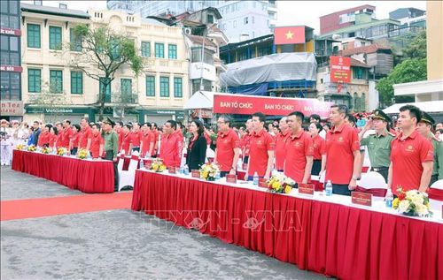 Các đại biểu thực hiện nghi lễ chào cờ. Ảnh: Lê Ngọc/TTXVN phát