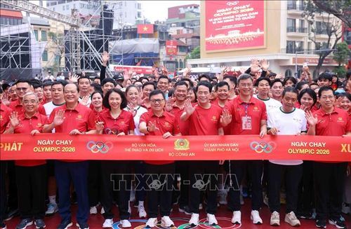 Các đại biểu cùng cán bộ, chiến sĩ Công an nhân dân và người dân hưởng ứng Ngày chạy Olympic 2026 "Vì sức khỏe toàn dân - Vì an ninh Tổ quốc". Ảnh: Phạm Kiên/TTXVN