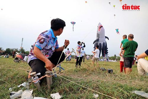 Để thả được con diều cá mập bạch tuộc cần ít nhất 3 người.
