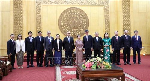 Đoàn công tác chụp ảnh lưu niệm cùng lãnh đạo tỉnh Ninh Bình. Ảnh: Thùy Dung/TTXVN