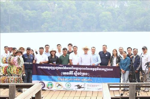Đoàn phóng viên thuộc Câu lạc bộ các nhà báo Campuchia (CCJ) tham gia quảng bá du lịch, thu hút đầu tư vào tỉnh Ratanakiri, địa bàn xa xôi, hẻo lánh nhất ở Vương quốc Campuchia, cách thủ đô Phnom Penh gần 600 km về hướng Đông Bắc. Ảnh: Huỳnh Thảo/PV TTXVN tại Campuchia