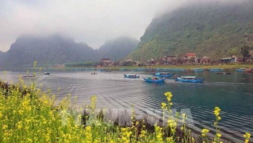 Sông Son uốn lượn qua vùng lõi Di sản thiên nhiên thế giới Phong Nha – Kẻ Bàng, nơi hệ sinh thái rừng trên nền karst và cảnh quan núi đá vôi tạo nên một không gian thiên nhiên đặc biệt. Ảnh: Kha Phạm - TTXVN
