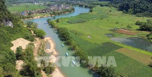 Sông Son uốn lượn qua vùng lõi Di sản thiên nhiên thế giới Phong Nha – Kẻ Bàng, nơi hệ sinh thái rừng trên nền karst và cảnh quan núi đá vôi tạo nên một không gian thiên nhiên đặc biệt. Ảnh: Kha Phạm - TTXVN