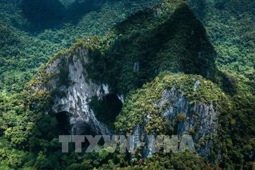 Núi đá vôi karst tại Phong Nha – Kẻ Bàng với các cửa hang lớn mở ra giữa rừng nguyên sinh, phản ánh quá trình kiến tạo địa chất kéo dài hàng triệu năm. Ảnh: Kha Phạm - TTXVN
