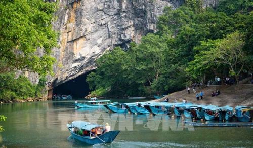 Sông Son uốn lượn qua vùng lõi Di sản thiên nhiên thế giới Phong Nha – Kẻ Bàng, nơi hệ sinh thái rừng trên nền karst và cảnh quan núi đá vôi tạo nên một không gian thiên nhiên đặc biệt. Ảnh: Kha Phạm - TTXVN