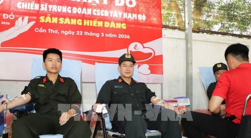 Cán bộ, chiến sĩ Trung đoàn Cảnh sát cơ động Tây Nam Bộ tham gia hiến máu tại Ngày chủ nhật đỏ. Ảnh: Hồng Thái - TTXVN