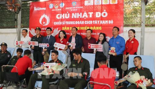 Ngày chủ nhật đỏ góp phần lan tỏa phong trào hiến máu tình nguyện. Ảnh: Hồng Thái - TTXVN