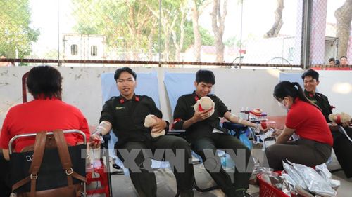 Chiến sĩ Trung đoàn Cảnh sát cơ động Tây Nam Bộ hăng hái tham gia hiến máu tại Ngày chủ nhật đỏ. Ảnh: Hồng Thái - TTXVN