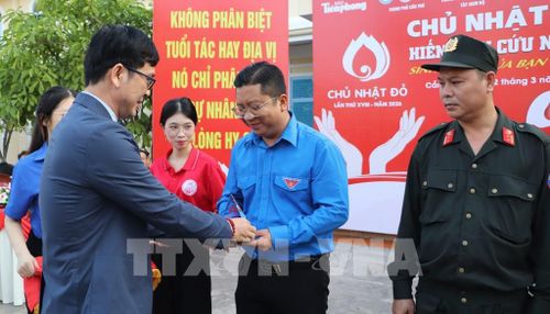 Đại diện các đơn vị có thành tích trong công tác vận động hiến máu tình nguyện nhận kỷ niệm chương. Ảnh: Hồng Thái - TTXVN