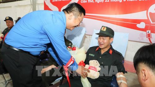 Chỉ huy Trung đoàn Cảnh sát cơ động Tây Nam Bộ tham gia hiến máu tại Ngày chủ nhật đỏ. Ảnh: Hồng Thái - TTXVN