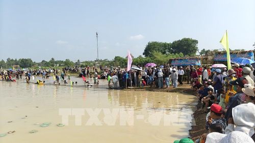 Đông đảo người dân tham gia Lễ hội Phá Bàu. Ảnh: K GƯỈH-TTXVN