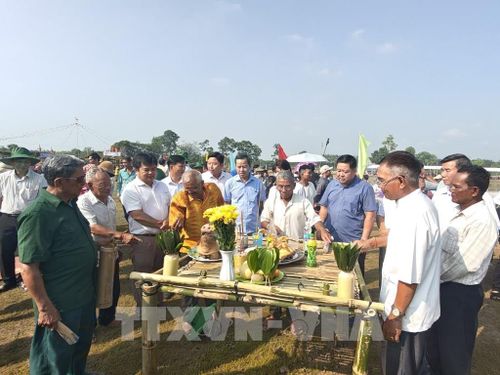 Nghi thức cúng Lễ hội Phá Bàu. Ảnh: K GƯỈH-TTXVN