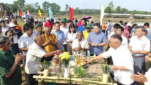 Nghi thức cúng Lễ hội Phá Bàu. Ảnh: K GƯỈH-TTXVN