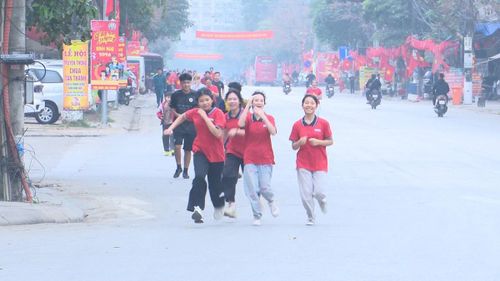 Người dân biên giới xã Hoàng Văn Thụ chạy trên những cung đường tại cửa khẩu Tân Thanh.