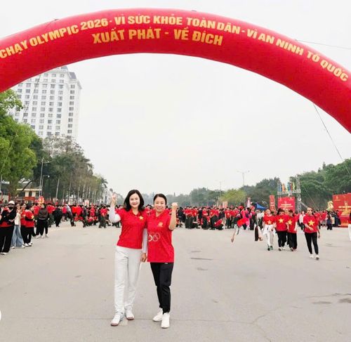 Chủ tịch Hội LHPN Việt Nam tỉnh Lạng Sơn Nguyễn Thị Hồng Vân (bên phải) tham gia chương trình tại đường Hùng Vương, phường Lương Văn Tri, tỉnh Lạng Sơn