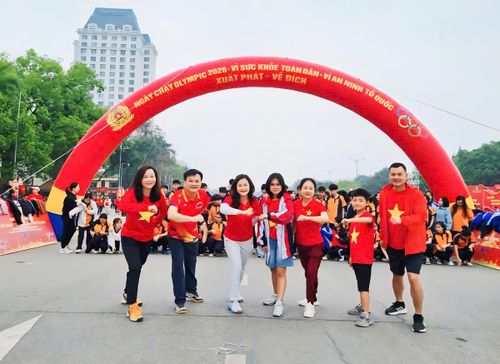 Tinh thần thể thao thu hút mọi giới, lứa tuổi tham gia.