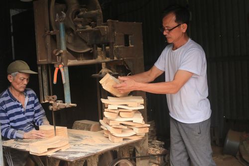 Nghệ nhân Trương Công Đức trong xưởng guốc mộc (người bên phải)