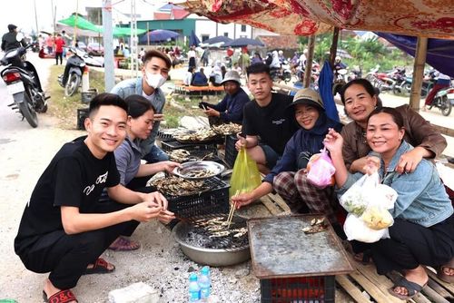 Những hình ảnh đông vui, bình dị, thân thương ở làng ven biển