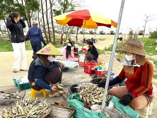 Những người phụ nữ làng biển thoăn thoắt nướng cá để phục vụ dòng khách ngày một đông. Một tuần nay, khi món ăn và không gian thưởng thức này được lan tỏa rộng rãi trên mạng xã hội, thu hút đông đảo du khách tìm đến thì chị em nướng “mỏi tay” vẫn không kịp phục vụ.