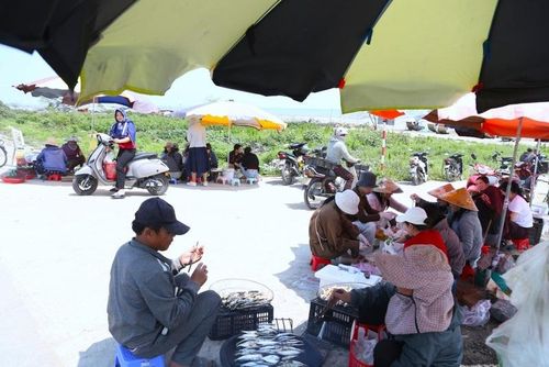 Hình ảnh cá trích nướng vàng ruộm trên bếp than hồng, cuốn cùng rau sống, bún, chấm nước mắm ớt “gây sốt” trên mạng xã hội. Những video ghi lại cảnh ngồi ăn ngay bên bờ biển, gió lộng, cá vừa nướng xong đã khiến nhiều người tò mò, rủ nhau đi ăn.