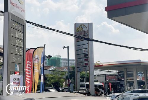 Campuchia áp dụng các biện pháp đưa thuế xăng, dầu về 0% để hạ nhiệt giá nhiên liệu. Ảnh: CamboJA News.