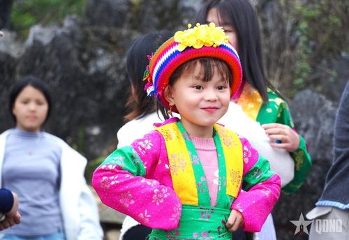 Nụ cười hồn nhiên của em nhỏ trong trang phục dân tộc góp thêm nét tươi vui, ấm áp cho ngày hội nơi miền đá.