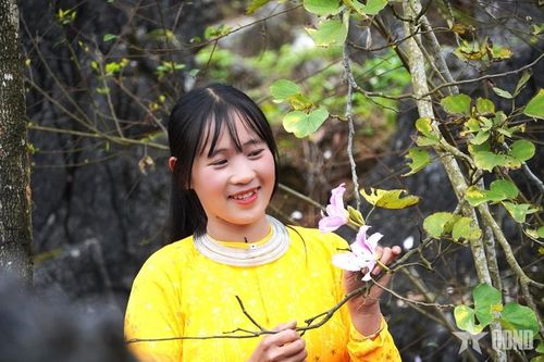 Nét trong trẻo của tuổi trẻ vùng cao hòa cùng sắc ban nở, tạo nên hình ảnh đầy sức sống giữa lễ hội.