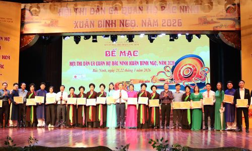  Ban tổ chức trao giải nội dung thi sân khấu ca nhạc quan họ. 