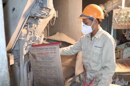 Công ty Cổ phần Xi măng Điện Biên chú trọng thay thế máy móc hiện đại nhằm tiết kiệm điện trong sản xuất. 