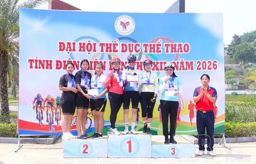 Ban Tổ chức trao thưởng cho các vận động viên và tập thể có thành tích xuất sắc. Ảnh: Minh Đức