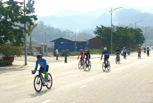 Các vận động viên tranh tài tại nội dung đua xe đạp. Ảnh: Minh Đức