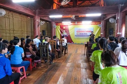 Phó Chủ tịch UBND Nguyễn Hữu Quế mong người dân xem nhà rông là tài sản chung để cùng gìn giữ, phát huy giá trị sử dụng và giá trị văn hóa. Ảnh: Minh Châu